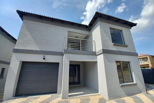 This 3 bedroom House in Polokwane has a open plan living area and kitchen. The kitchen has modern built in cupboard with plenty of ...