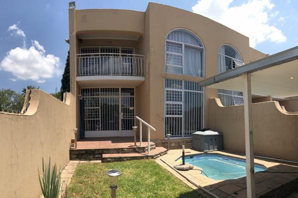 This 155m2 very clean, recently upgraded 3 bed, 2.5 bath townhouse, with study and ...