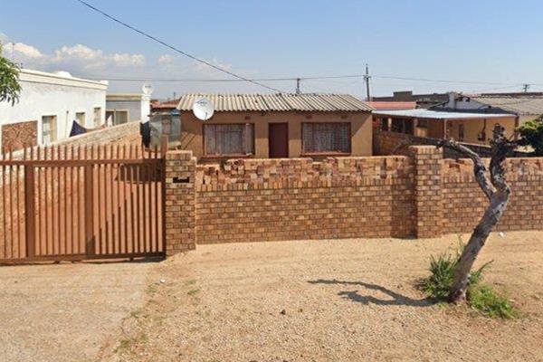 ONLINE AUCTION: Friday 21 February 2025 10:00 - 14:00
This property will need a bit of TLC. It has 2 bedrooms and the stand size is ...