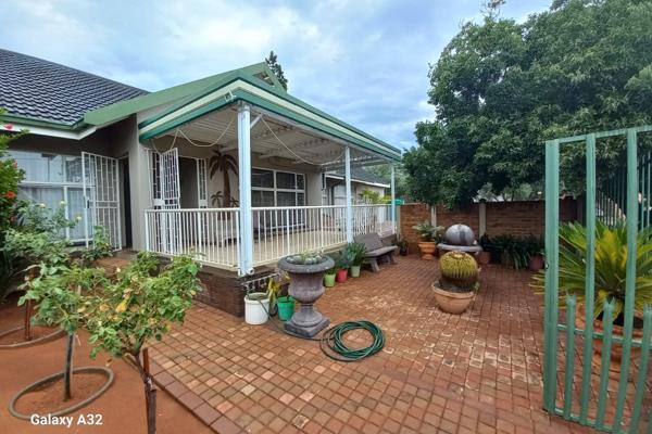 This lovely family home is situated in a quiet neighborhood which offers you a sense of tranquility. This property offers you 3 ...