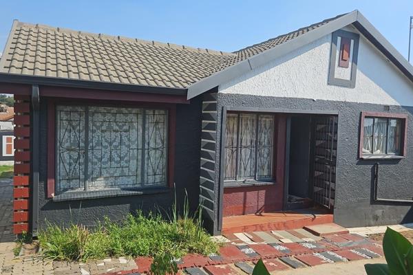 Charming 3-Bedroom Home for Sale in Birchleigh North.
Only considering offers above R 895 000.
Discover this well-maintained 3-bedroom ...