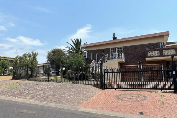 SOLE MANDATE

Neat 4 bedroom for sale in Laudium, near all amenities, safe and secure 

The property boasts:

- Lounge
- ...