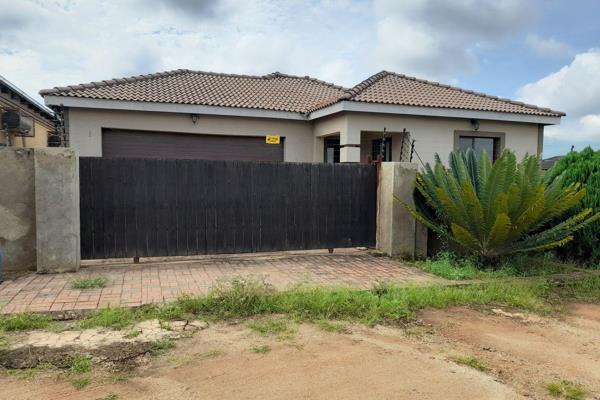 Exclusive mandate

Priced to sell.
This family home is up for grabs. Three bedrooms, main bedroom en-suite, open plan kitchen/dining/lounge.
Less than five minutes drive to the CBD, close to the main road (esikalini).