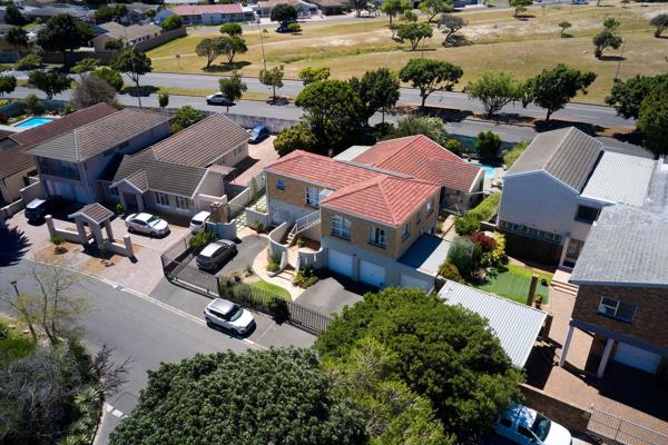 SOLE AND EXCLUSIVE MANDATE 

Private Dual-Living Home with 2 Separate Flats on the Border of Panorama &amp; Welgelegen!
This ...