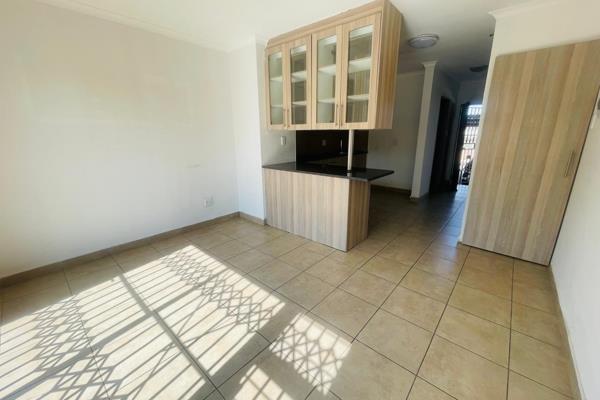 ??Tasbet park 
Rental 
R8000 

Available 1 feb 2025
2 bedroom 
2 bath 
Lounge 
Kitchen 
Carport 
24hr security 
Secure ...