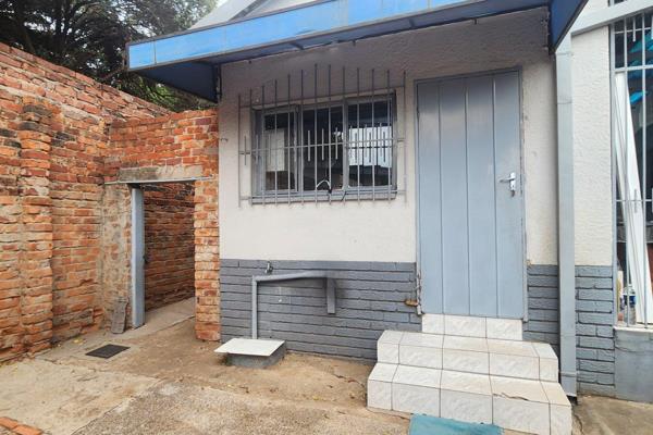 This a neat and comfortable very large bedroom &amp; 1 bathroom outbuilding. A fully fitted kitchen with a breakfast table. The bedroom ...