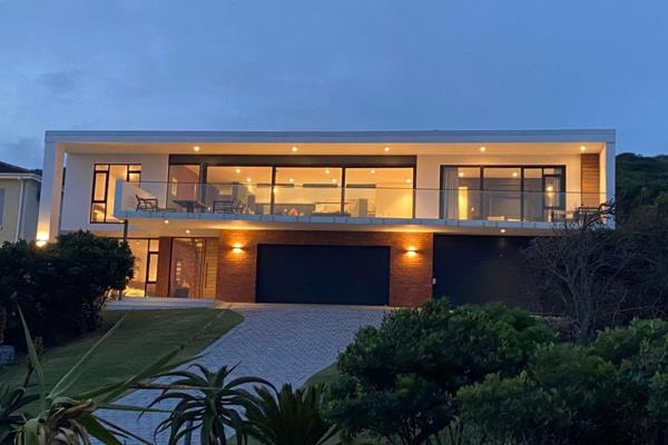 This stunning 359 sqm home in Kini Bay, designed by DMV Architects, offers breathtaking 180-degree sea views.

 

Its &quot;floating ...