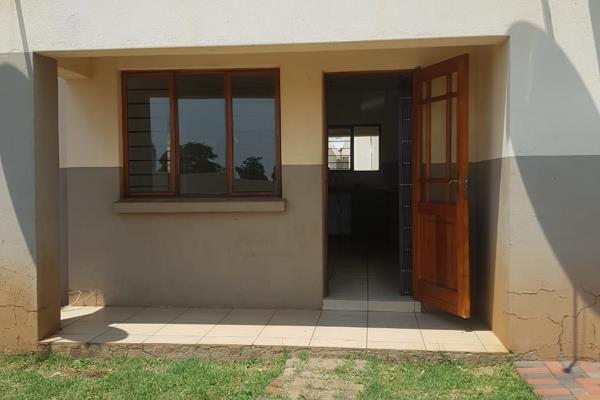 We are pleased to offer a beautiful 1 bedroom rental property located in a secure estate with 24-hour guards. 

This unit ...