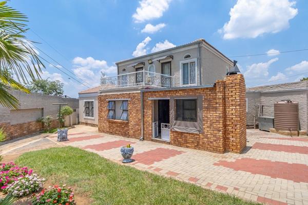 Located in the highly sought-after suburb of Jordaan Park, this beautiful 4-bedroom ...