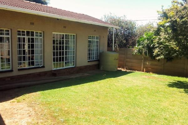 This well maintained 3 bedroom offers comfortable living with BIC in all rooms, the main bedroom boasts a modern en suite bathroom ...