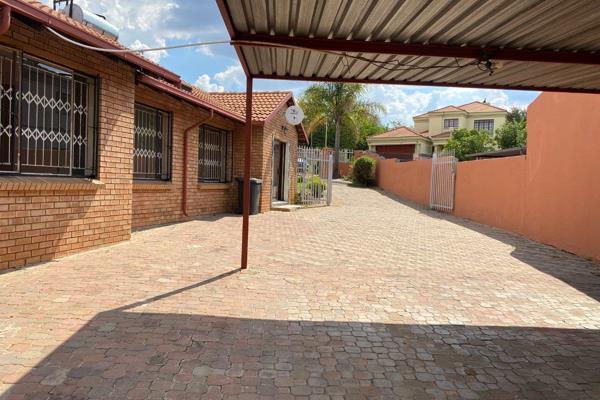 Spacious town house for rent available for immediate occupation in country view estate ...