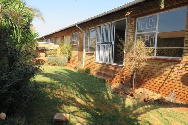 Close to Robert Broom and Noordheuwel Shopping Centre.

The 3 bedrooms are spacious ...