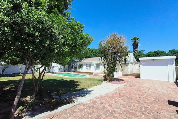 This sought-after property in the sought after area of Flamingo Vlei offers ample space featuring 4 spacious bedrooms, two modern ...