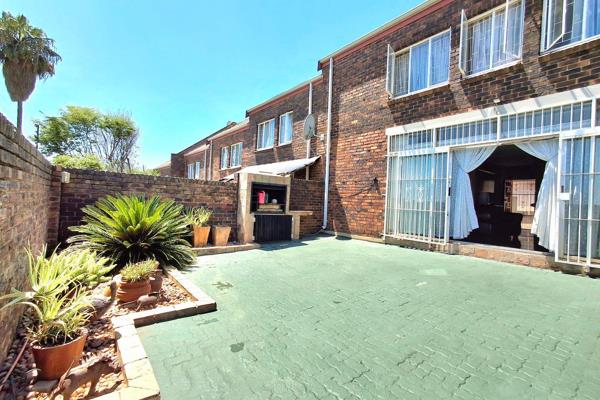 Enjoy the views of Moreleta Kloof Nature Reserve from this well maintained complex.

Downstairs is a large open plan living, dining ...