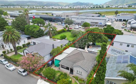 Commercial ƽ̨ for sale in Knysna Central
