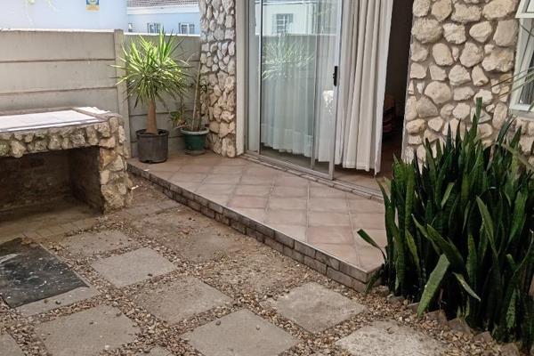 Lovely 1 bedroom garden flat with braai area to rent in Saldanha Bay.
This lovely garden flat has an open plan lounge and kitchen, the ...