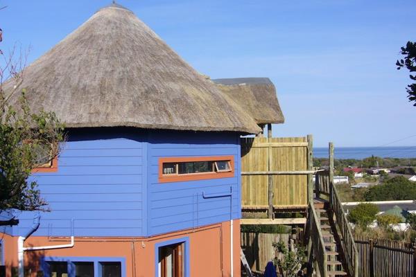 Single professional person. Upstairs cottage under thatch,
spacious open-plan living ...