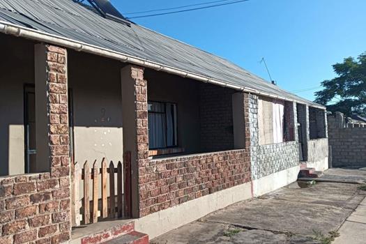 4 Bedroom House for sale in Uitenhage Central