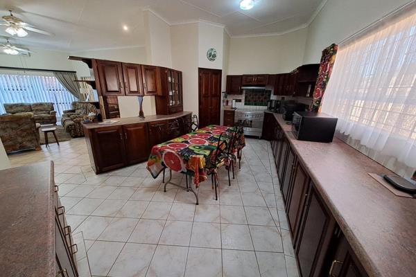 Ninapark 3 bedrooms Townhouse to rent, very neat property with open space Family/TV Room, and Dining room, upgraded kitchen including a ...