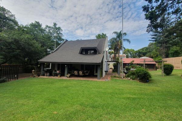 This charming full title home is brilliantly located in the heart Buccleuch Sandton. 

Malls, schools, Parks and highways all at your ...