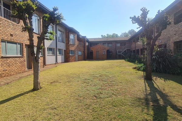 Lovely ground floor townhouse situated in the secure complex in Beyers Park.
 
This unit has got a separate lounge and dining room - ...