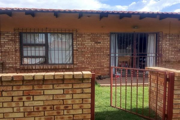 Be the first to view this comfortable one-bedroom apartment in Vaalpark, conveniently located near all amenities, including schools ...