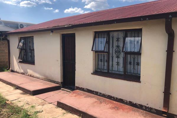 2 bedroom, 1 living area, toilet, bath and kitchen house with walled fence for sale in Ga-Rankuwa Unit 16