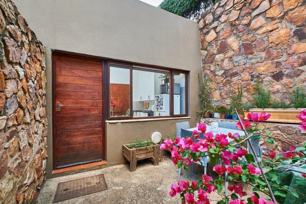 This cosy garden apartment on the Northern slope in Northcliff, Johannesburg boasts privacy and a secluded courtyard. The accommodation ...