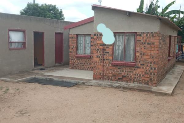 A fully tiled 2 bedroom house in Polokwane extention with 1 bathroom,1 lounge, 1 tv room and modern kitchen with 3 outside rooms each ...