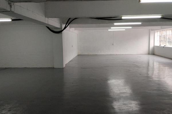 239 m2 @ R 50,00 plus Vat p/m2 (R11 950 +vat)

Freshly painted  
Unit with 150 amps
Office component X2
Staff ablutions
5m Roller ...