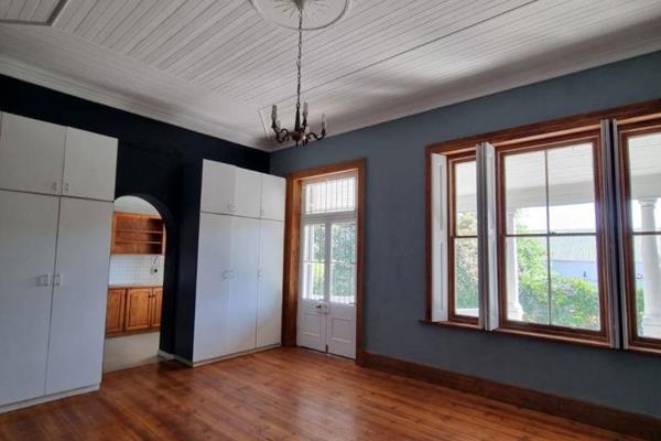 Beautiful old historical bachelor apartment to let.  
Own private entrance and situated close to the town CBD.
Lovely high ceilings ...