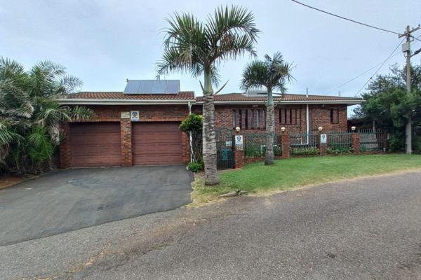 This exquisite 4 bed 3 bathroom modern face brick home offers 180-degree ocean views with a fabulous lifestyle in an upmarket location ...