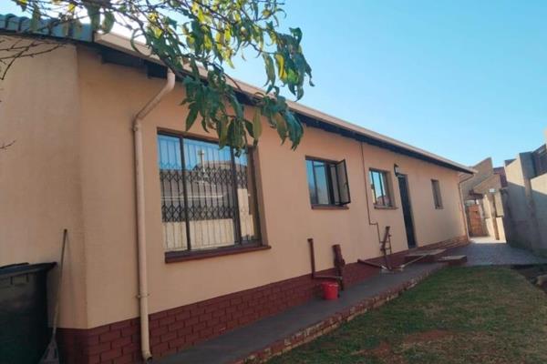 This charming 3-bedroom house for sale in Spruitview is a
must-see! Featuring three spacious bedrooms with built-in cupboards,this ...