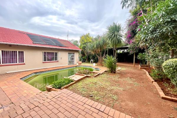 Spacious 6-Bedroom Family Home with Flatlet for Sale in Mulbarton
This stunning ...