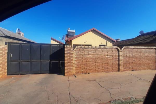 3 bedroom house for sale in Ponong main with en- suite in the heart of Vosloorus Ext 5, with a modern kitchen, lounge, main bathroom ...