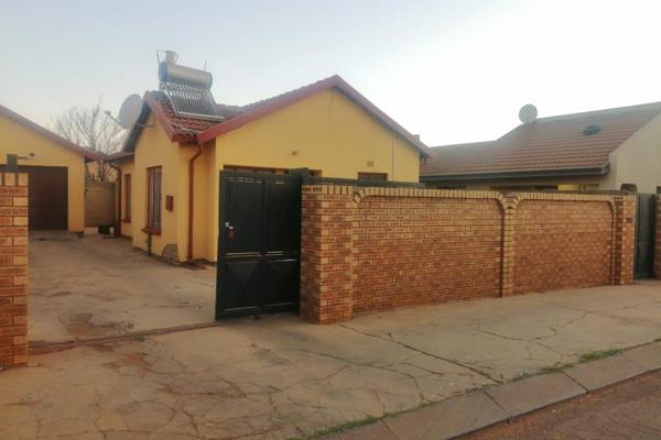 3 bedroom house to rent in Ponong, Vosloorus Ext 5 main with en-suite, lounge, kitchen, bathroom and double garage. Close to Chris Hani ...