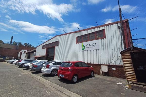 This versatile warehouse and office block offers 1200m2 of functional space, ideal for ...