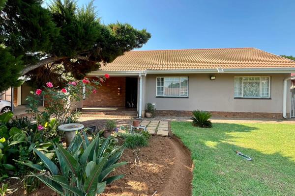 EXCLUSIVE SOLE MANDATE

This home is situated in a very quiet area of Vaalpark.

- open plan living and dining room
modern kitchen ...