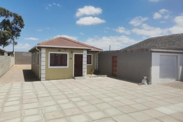 Main house features:

* 3 bedrooms, 2 with built-in cupboards

* Separate, fully fitted kitchen with tiled floors

* Spacious lounge ...