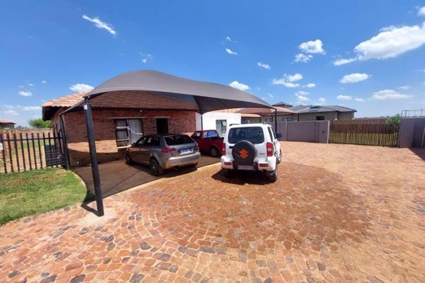 Beautiful family house located in Riversdale. This beautiful house offers you a magnificent swimming pool and a great outdoor space to ...