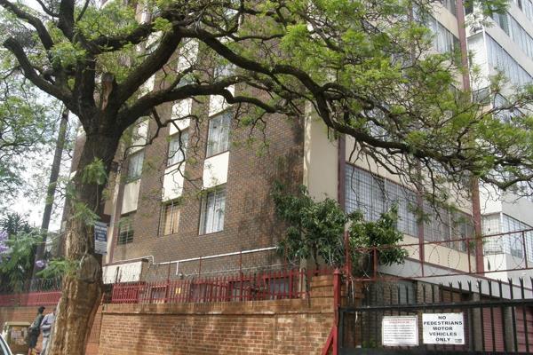 This exceptional two and a half -bedroom apartment in Popular Craig-owl, Pretoria Central. 

Nestled in Lilian Ngoyi Street a vibrant ...