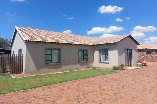 Beautiful family house located in Riversdale. This beautiful house offers you a magnificent swimming pool and a great outdoor space to ...