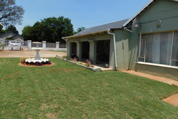 R 10 000

Open Plan Kitchen with Undercounter stove and oven / Breakfast nook

Open ...