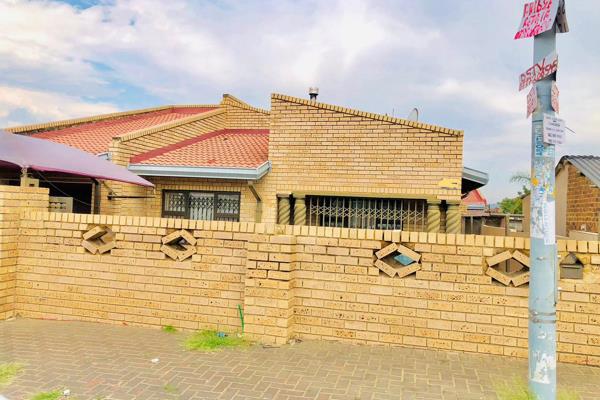 Situated in the heart of Umfayaneni, this impressive 3-bedroom home features built-in cabinets, 2 spacious bathrooms, a well-appointed ...