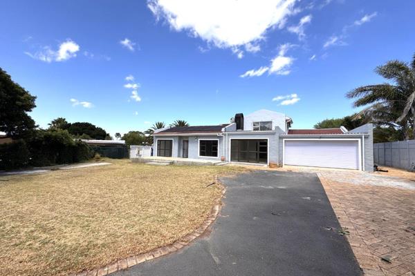 Nestled in the heart of the sought-after Durbanville Hills, this spacious 4-bedroom house offers ample space and recent additions while ...