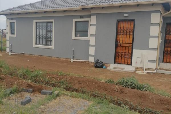 This discounted three-bedroom house in Lenasia Lehae presents an exceptional opportunity for first-time homebuyers and investors alike. ...