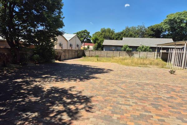 This rental property is secure and in an excellent position.  Easy access to major highways, shopping centres, schools and OR Tambo ...