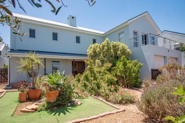 Situated in sought-after Longmere Street this 4 bedroom family home has it all! 3 ...