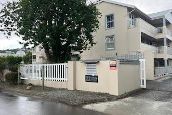 Good sized unit, in Knysna Central. Offers two bathrooms, of which the Master Bedroom has an en-suite.
On stepping into the unit, you ...