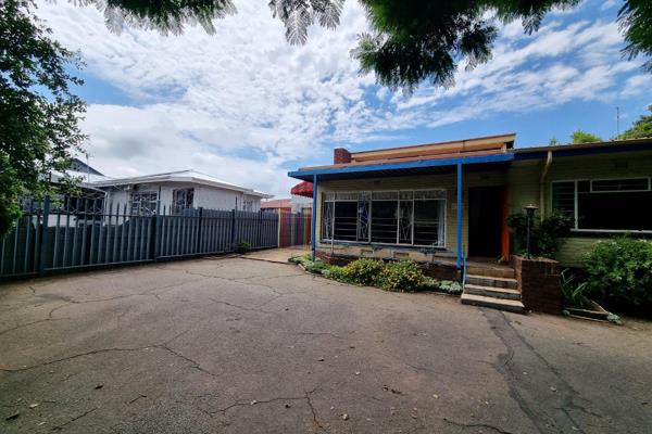 This house is well situated if you want to start a business

4 bedroom
1.5 bathrooms
3 parkings
kitchen
dining area
family ...